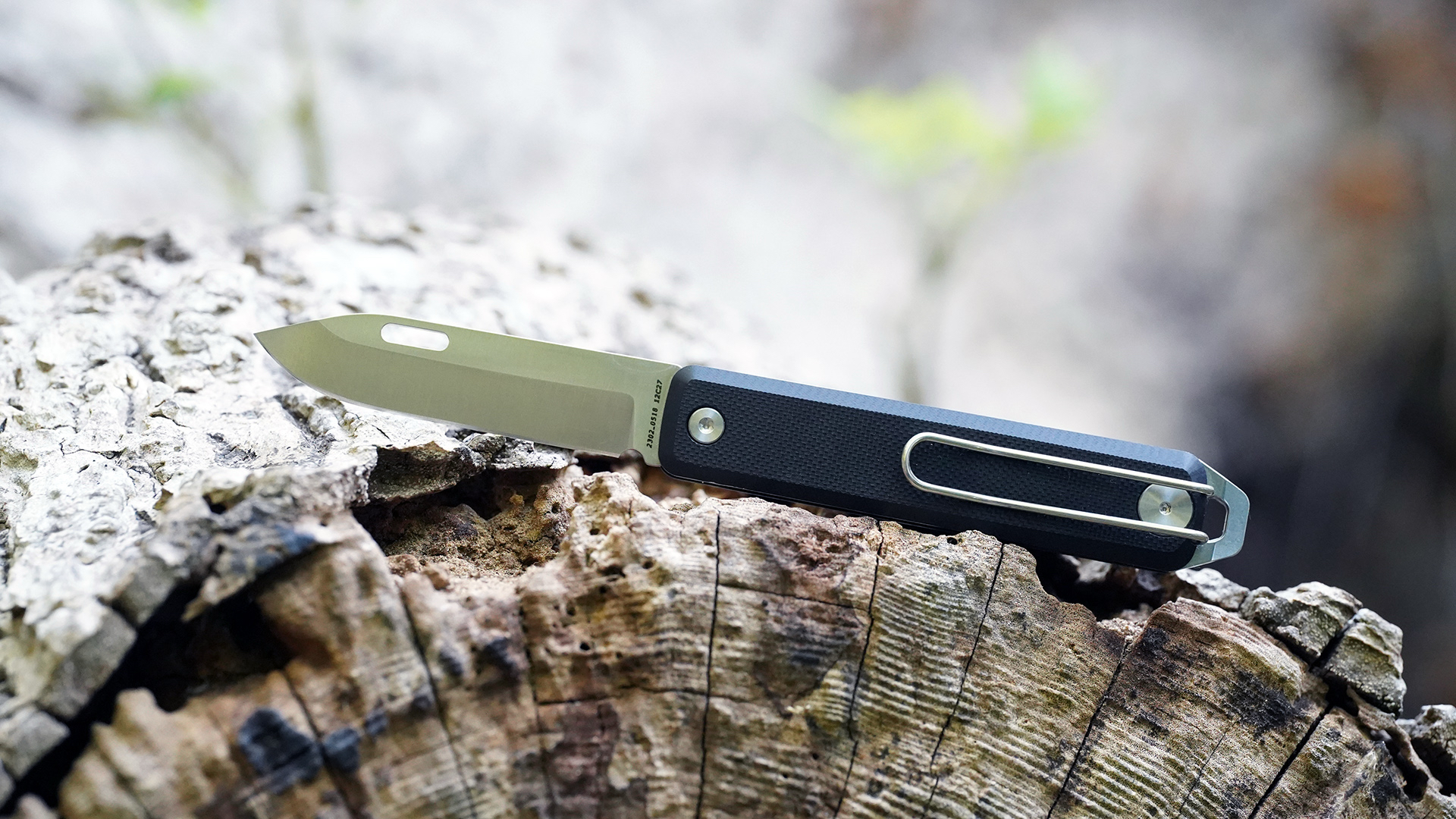 The James Brand Ellis Scissors on a log