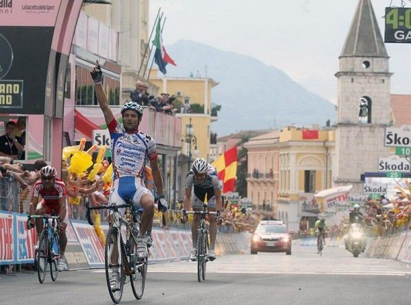 Michele Scarponi (Diquigiovanni - Androni) won the uphill sprint in Benevento besting his six breakaway companions.