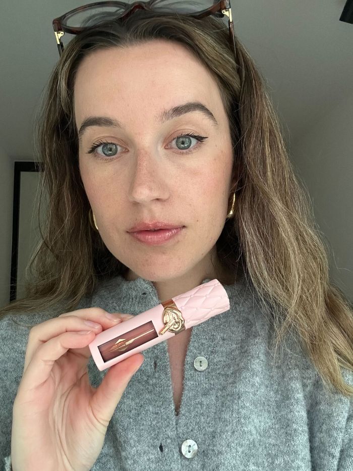La giovane beauty editor Grace Lindsay prova un prodotto volumizzante per le labbra di Charlotte Tilbury