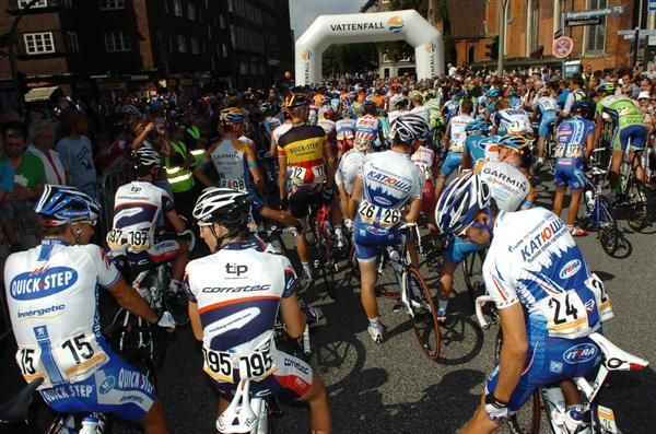The peloton waits for the start