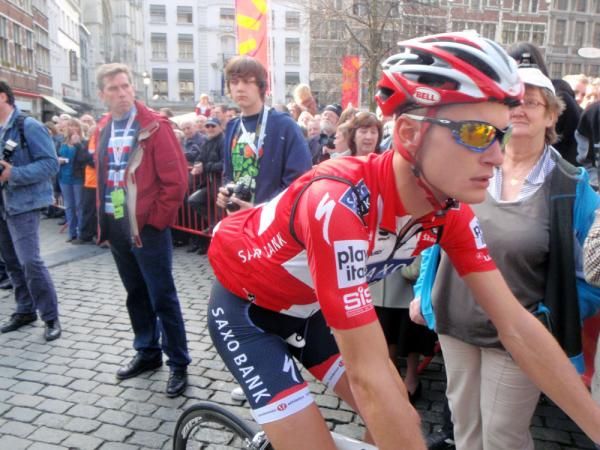 Matti Breschel (Saxo Bank) rides towards his teammates