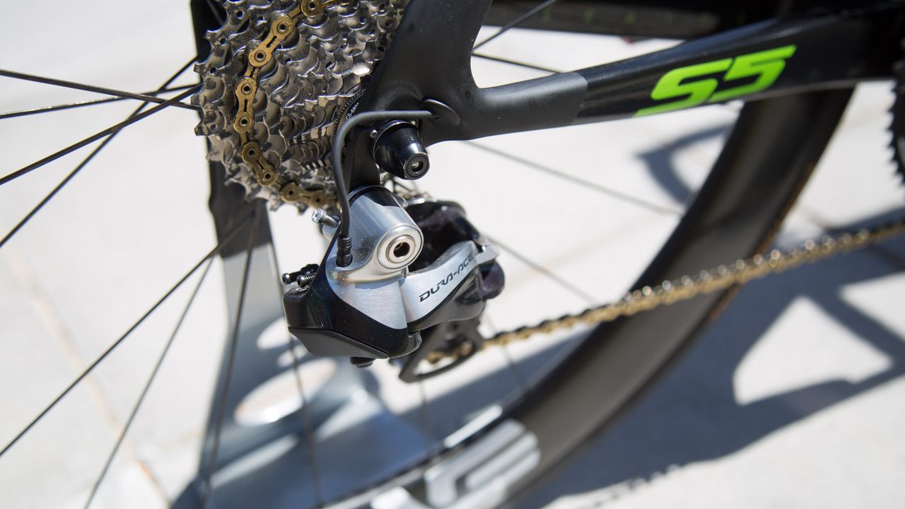 Shimano Dura-Ace Di2 supply the shifting