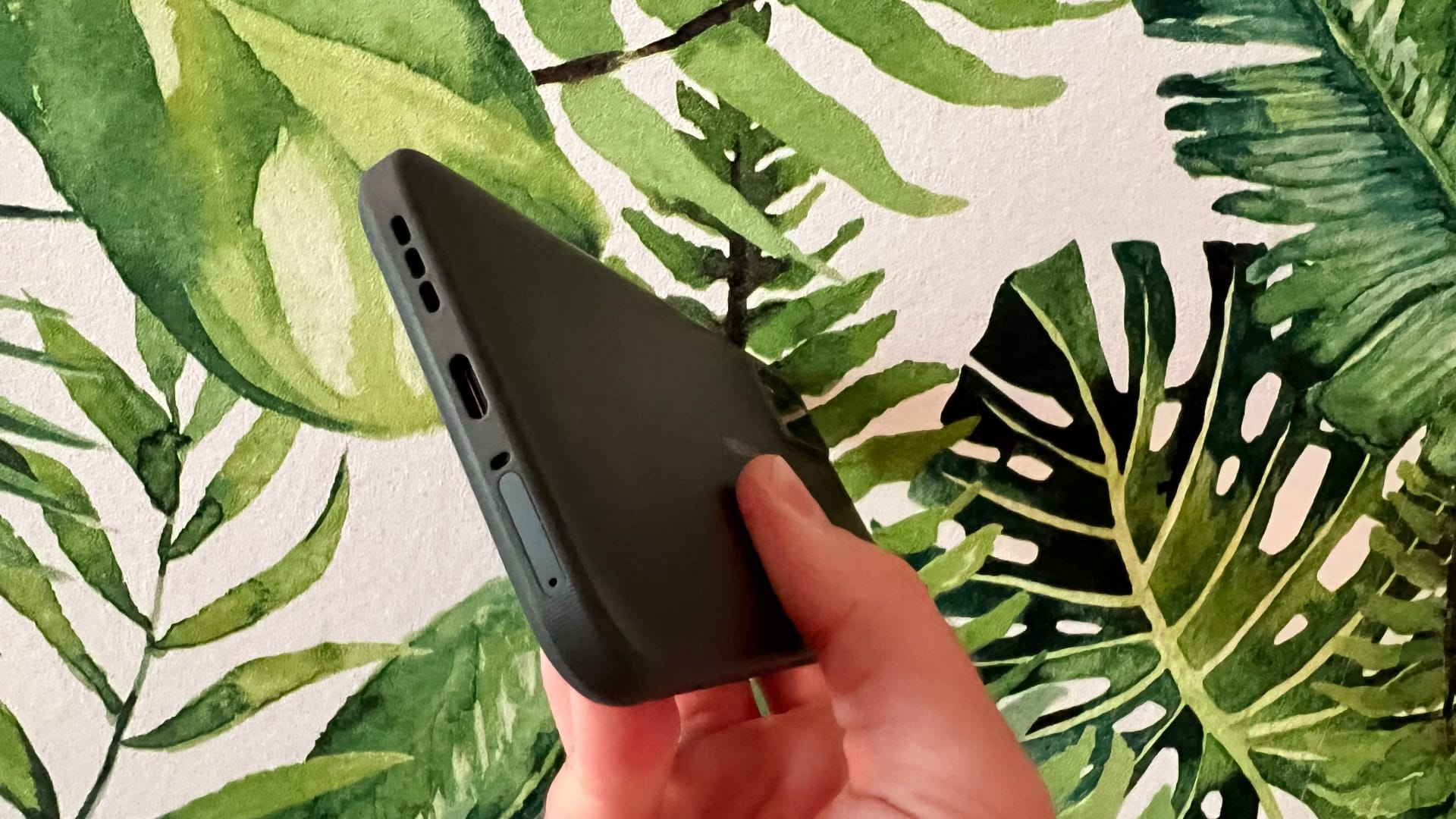 Nokia XR21 i grönt mot grön vägg