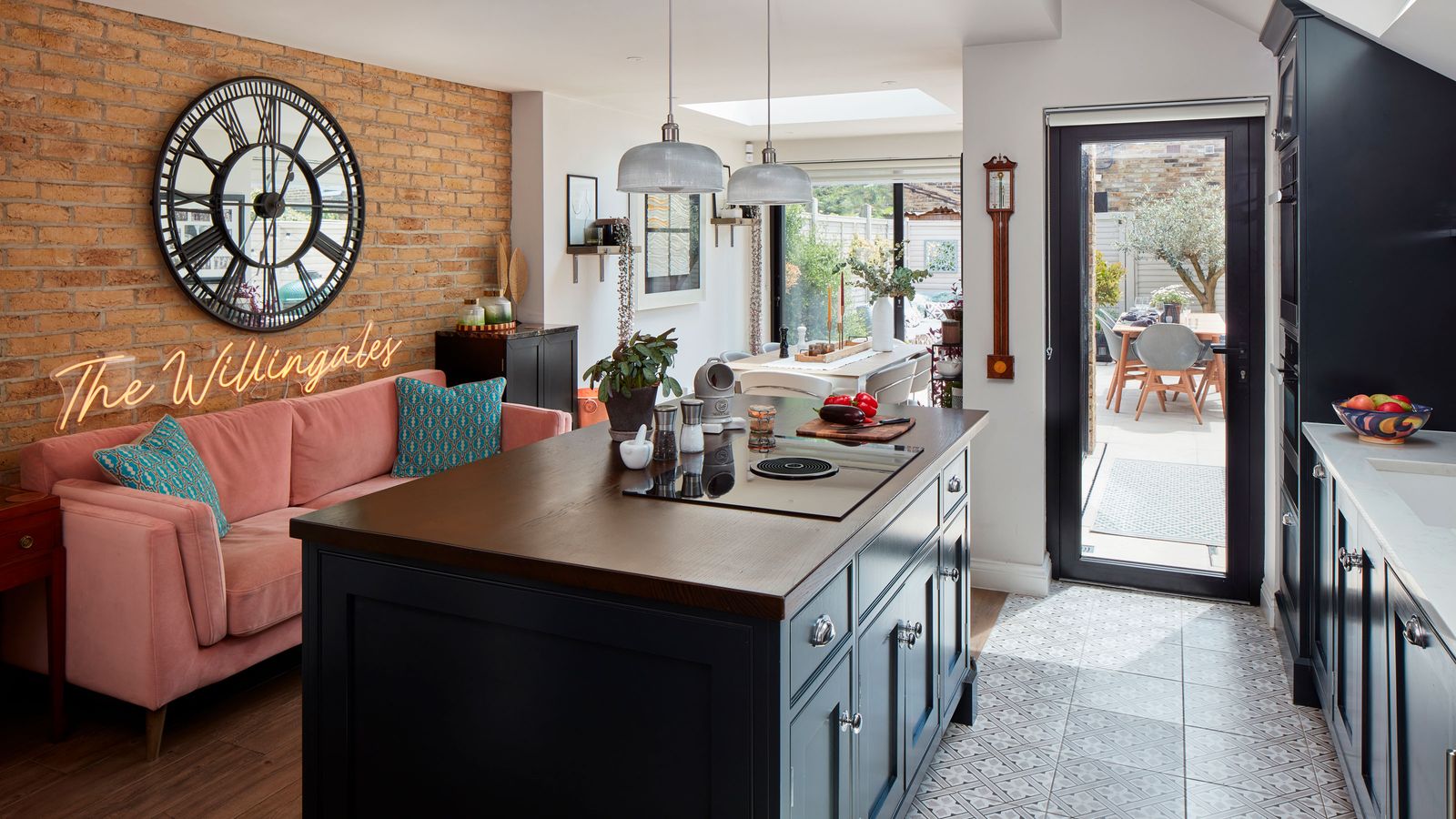 Dramatic decor and a fabulous outdoor kitchen make this the perfect ...