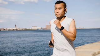 Man training using Runkeeper app