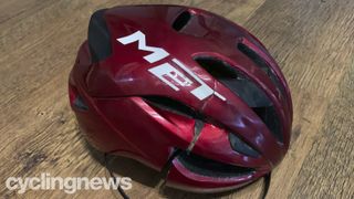 Cracked Met Rivale MIPS helmet