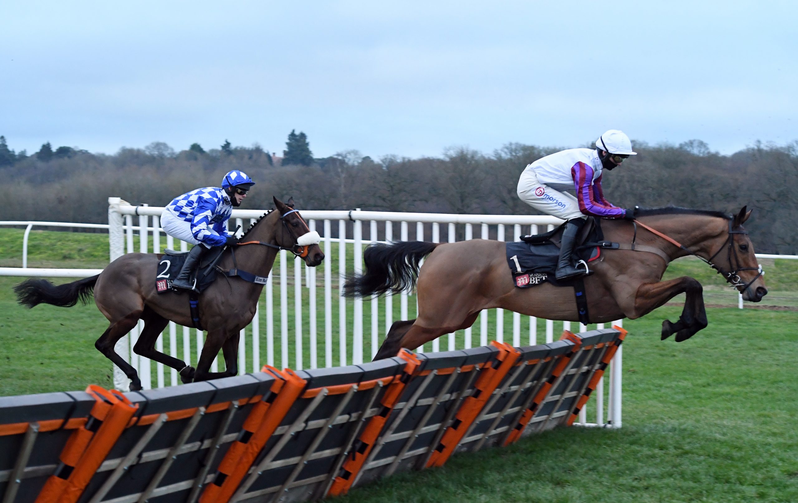 Harry Cobden and Bravemansgame (right) makes all and wins. Does he Know (left) was pulled up. 29-12-20