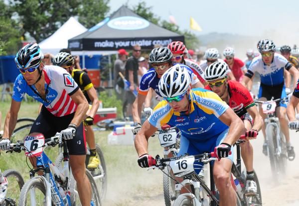 The elite men head out onto the the course.