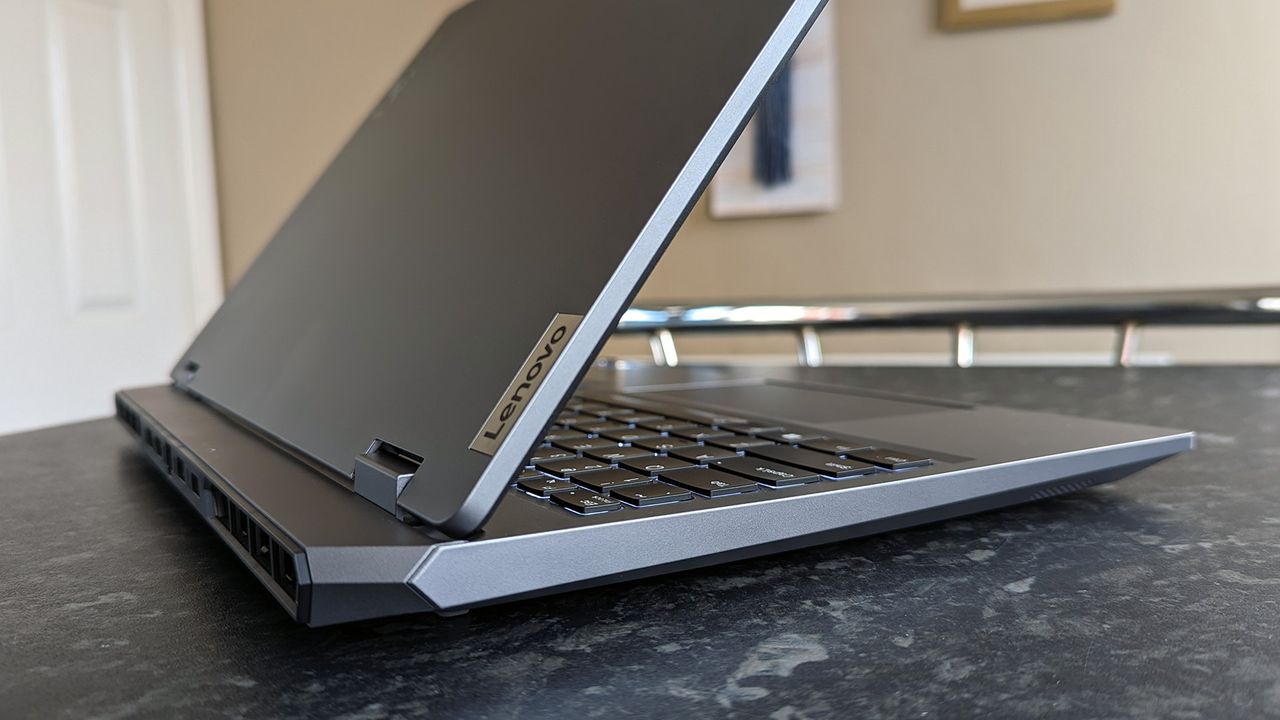 Lenovo LOQ 15IAX9I