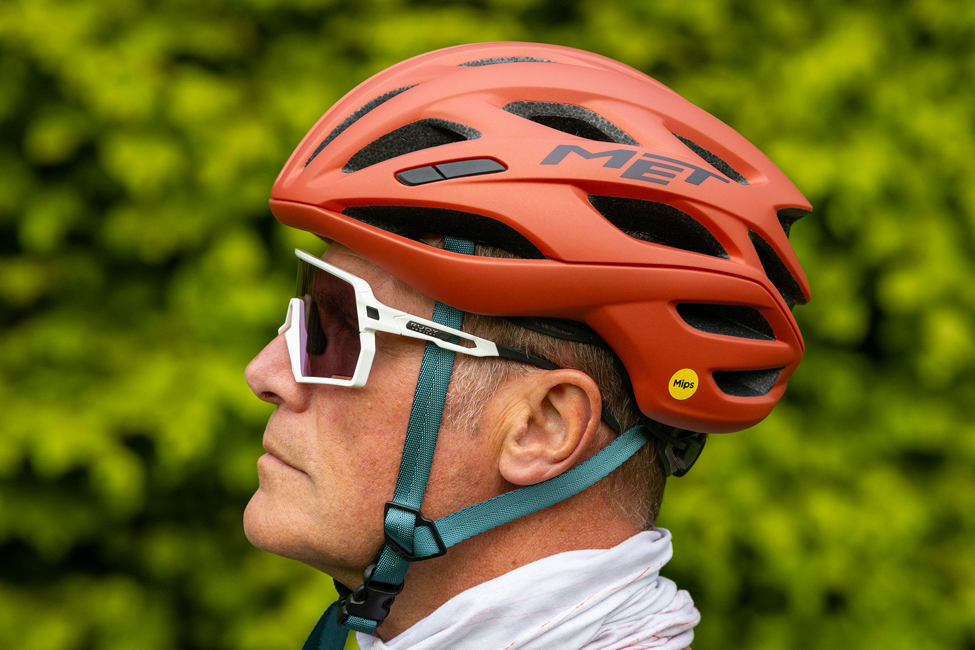 Met Estro Wander pictured from the side. Worn by cyclist wearing sunglasses
