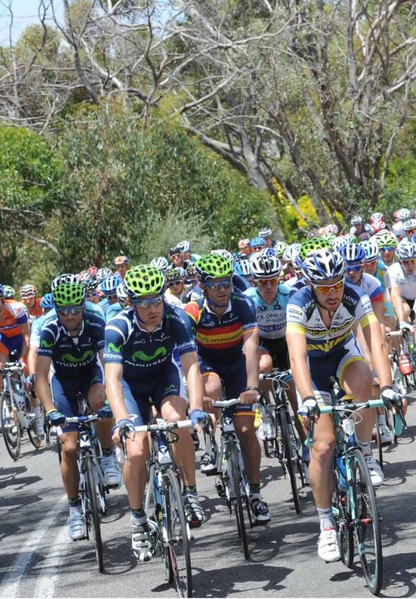 Jose Ivan Gutierrez and Movistar control affairs at the front of the bunch.