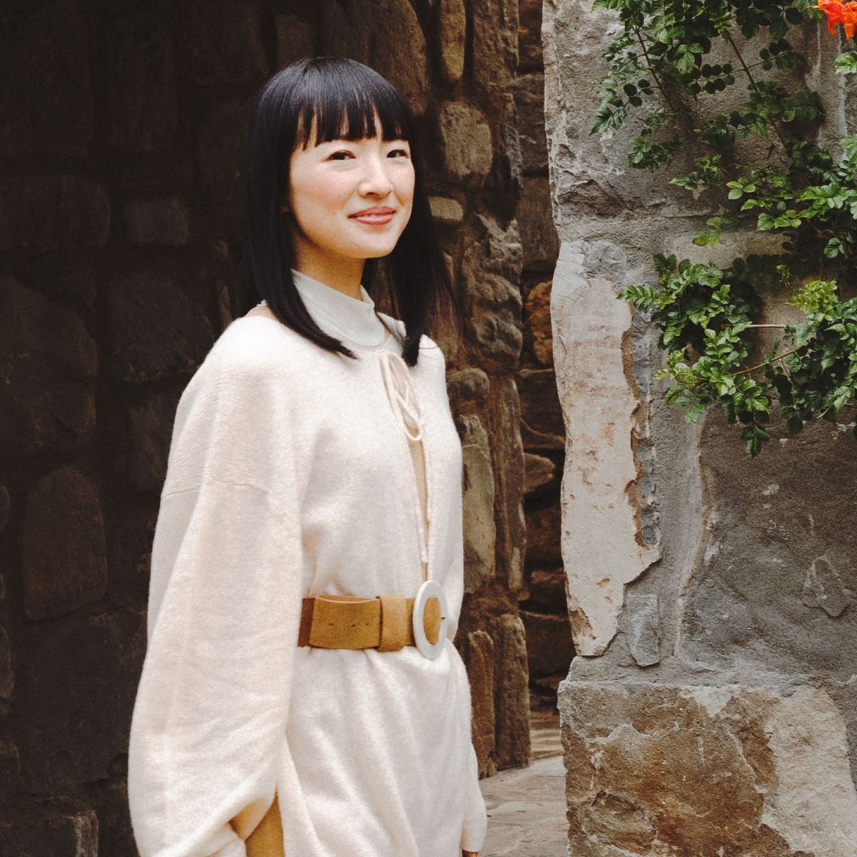 Marie Kondo 'ยอมแพ้' ในการรักษาความเป็นระเบียบเรียบร้อย และนี่คือสิ่งที่เราต้องการ