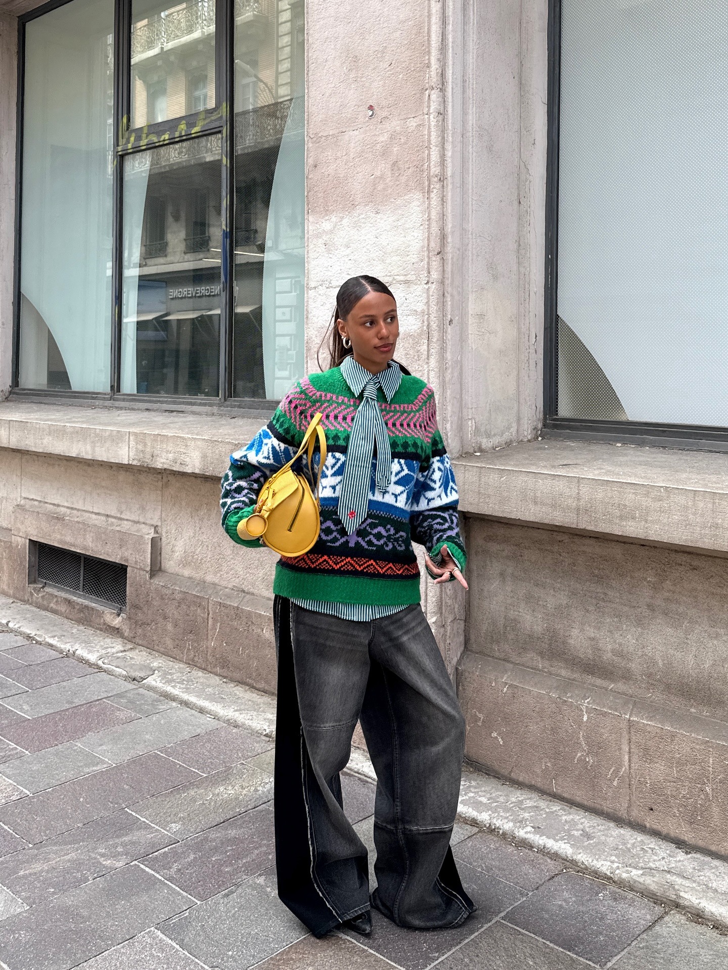 Fashion person Elisa Sgn @elisasng wears shoes to wear with grey jeans.
