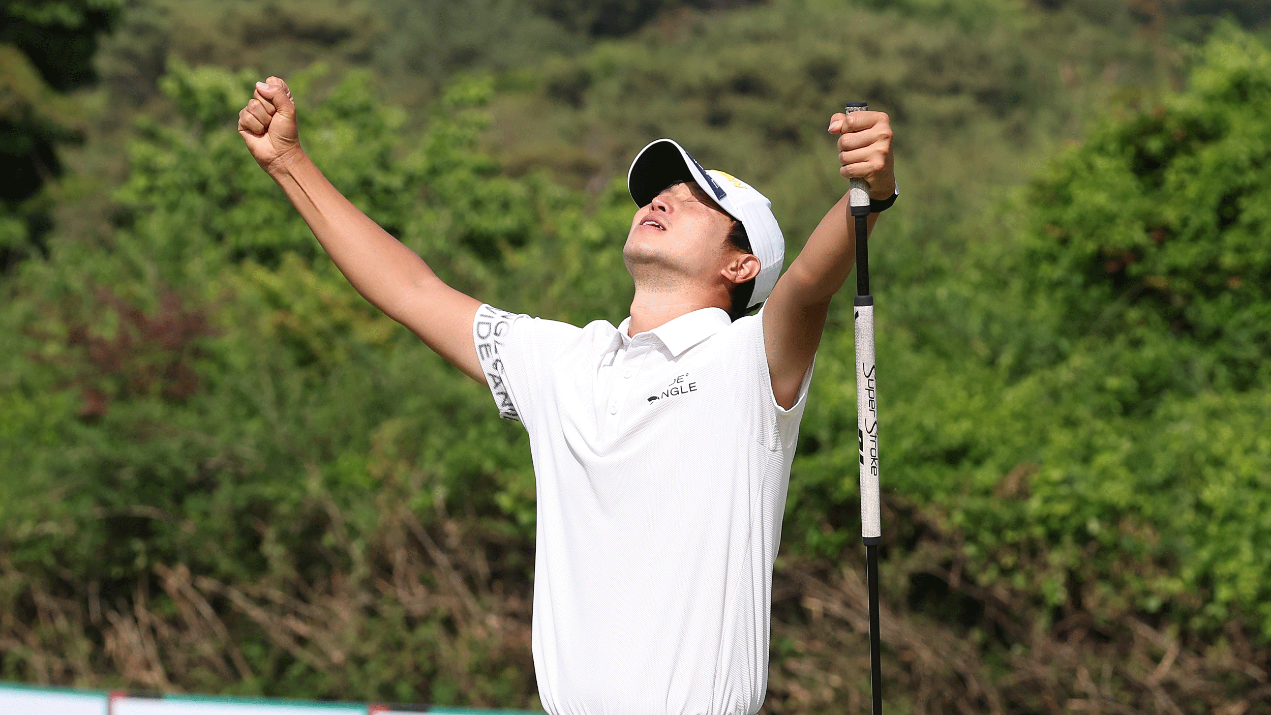 Jiho Yang puts his fists up to the sky with his arms outstretched after winning the Korea Open