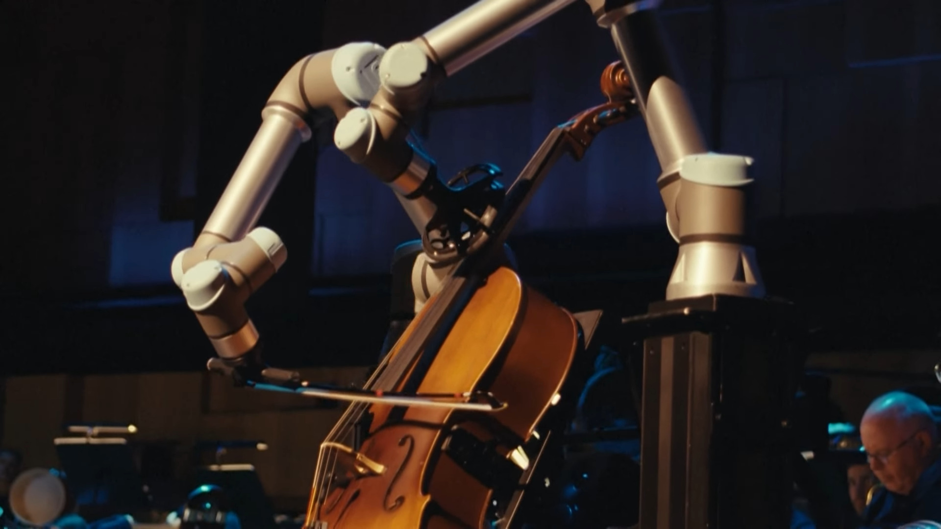 Los robots ahora pueden tocar el violonchelo con una orquesta, y ese sonido que puedes escuchar es el punto que silba sobre la cabeza de su creador.