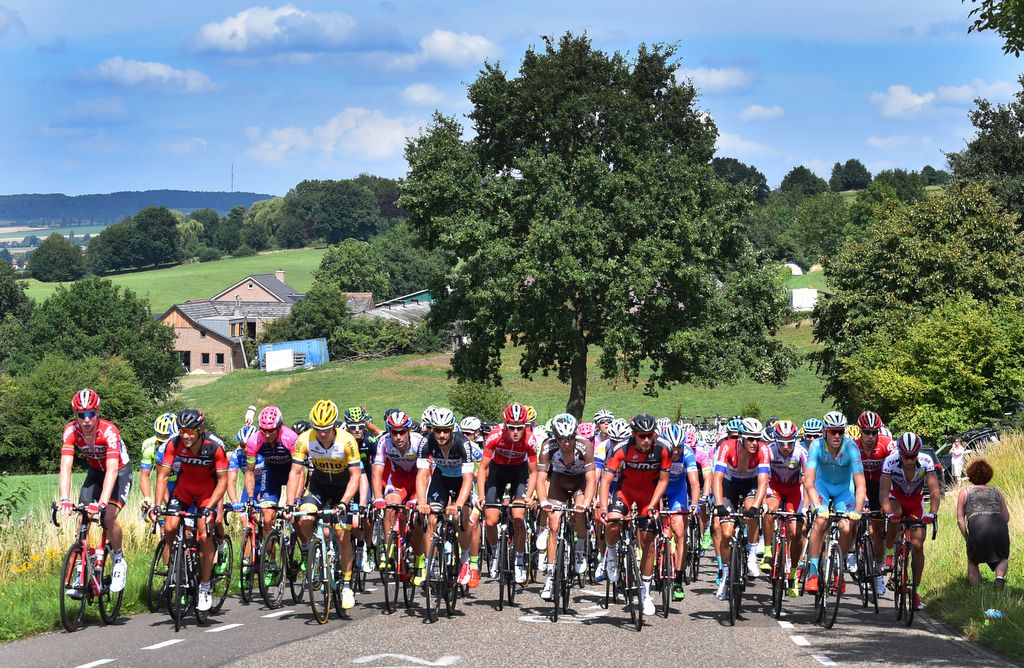 A sunny day of racing