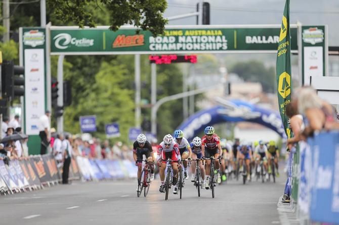 The Womens race closing in on the finishing laps
