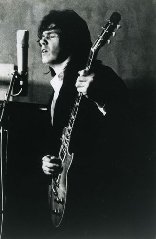 Gary Moore singing in the studio in 1990