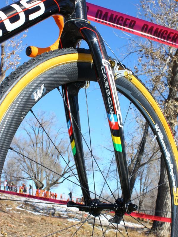 The stout fork uses a very widely set crown for heaps of mud clearance.