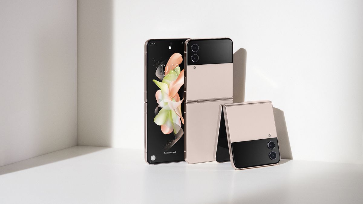 Official lifestyle photos of the Samsung Galaxy Z Flip 4
