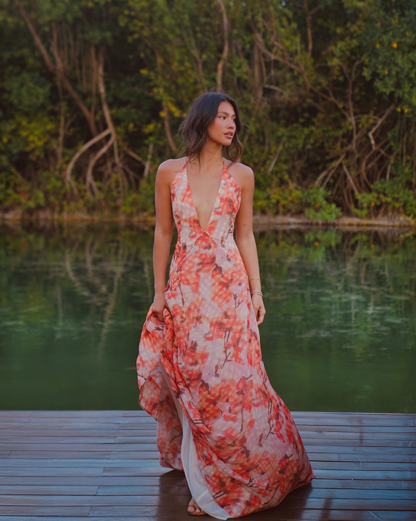 Femme en robe fleurie