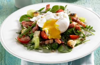 Poached egg and bacon salad