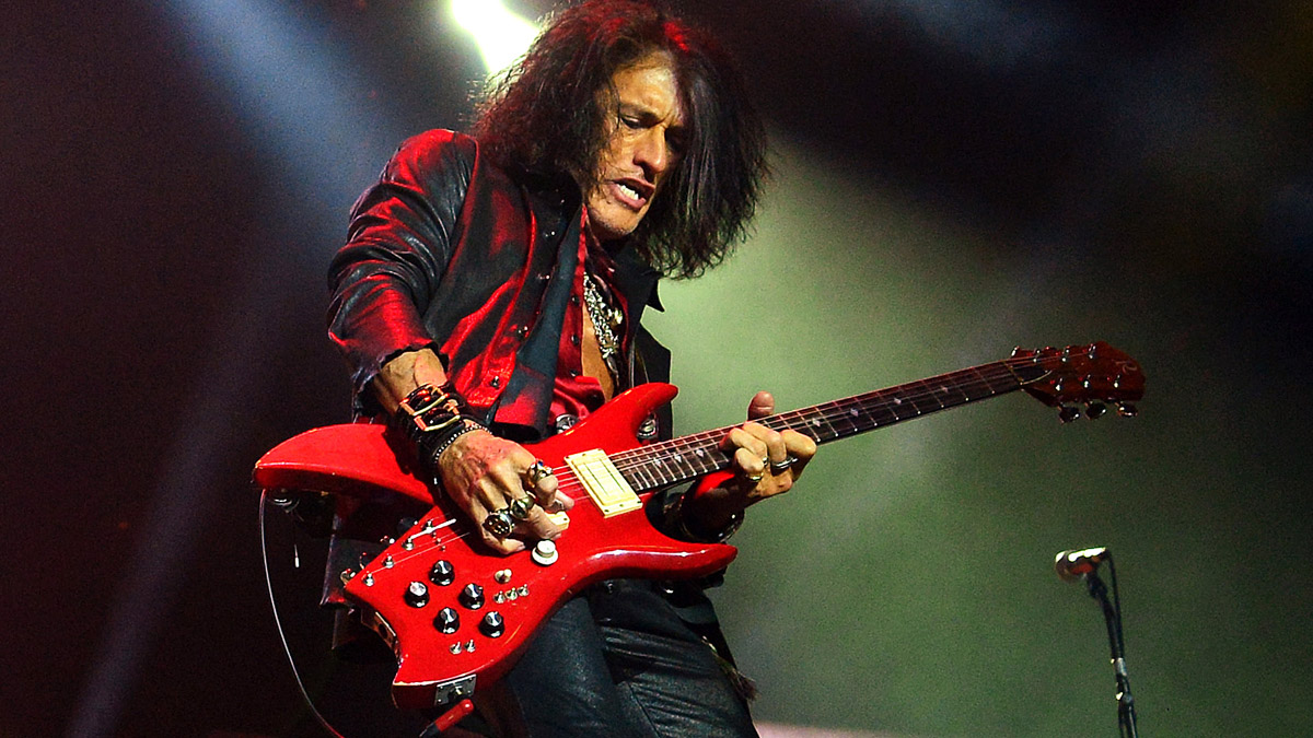Joe Perry plays his 10-string B.C. Rich Bich Supreme live with the Hollywood Vampires.