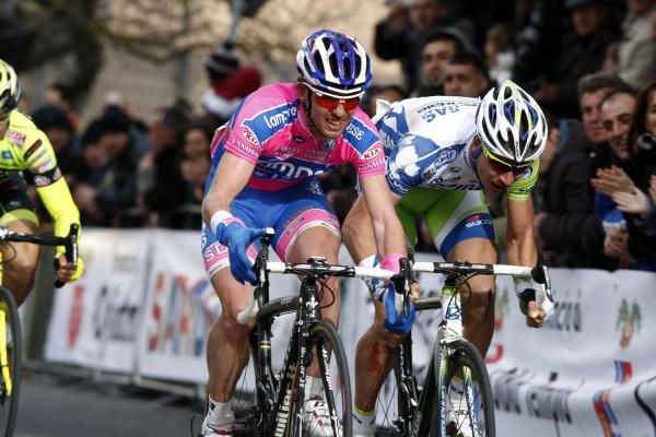 Francesco Gavazzi (Lampre - ISD) sprints against Peter Sagan (Liquigas-Cannondale)