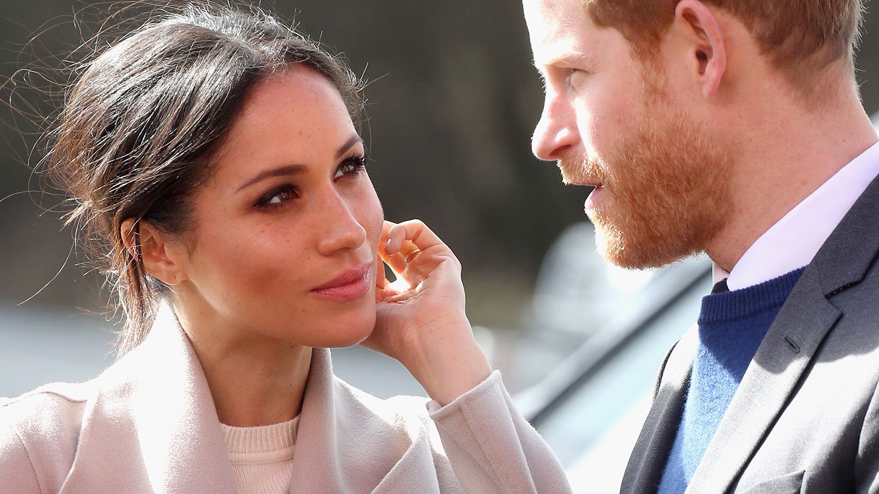 Nose, Chin, Lip, Gesture, Formal wear, Neck, Conversation, Ear, White-collar worker, Fashion accessory,