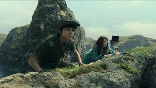 Peter Pan og Wendy kigger ned over en klippekant