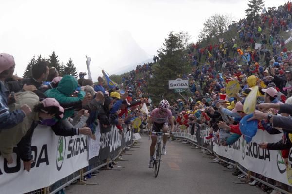 Alberto Contador (Saxo Bank-SunGard) alone against the mountain.