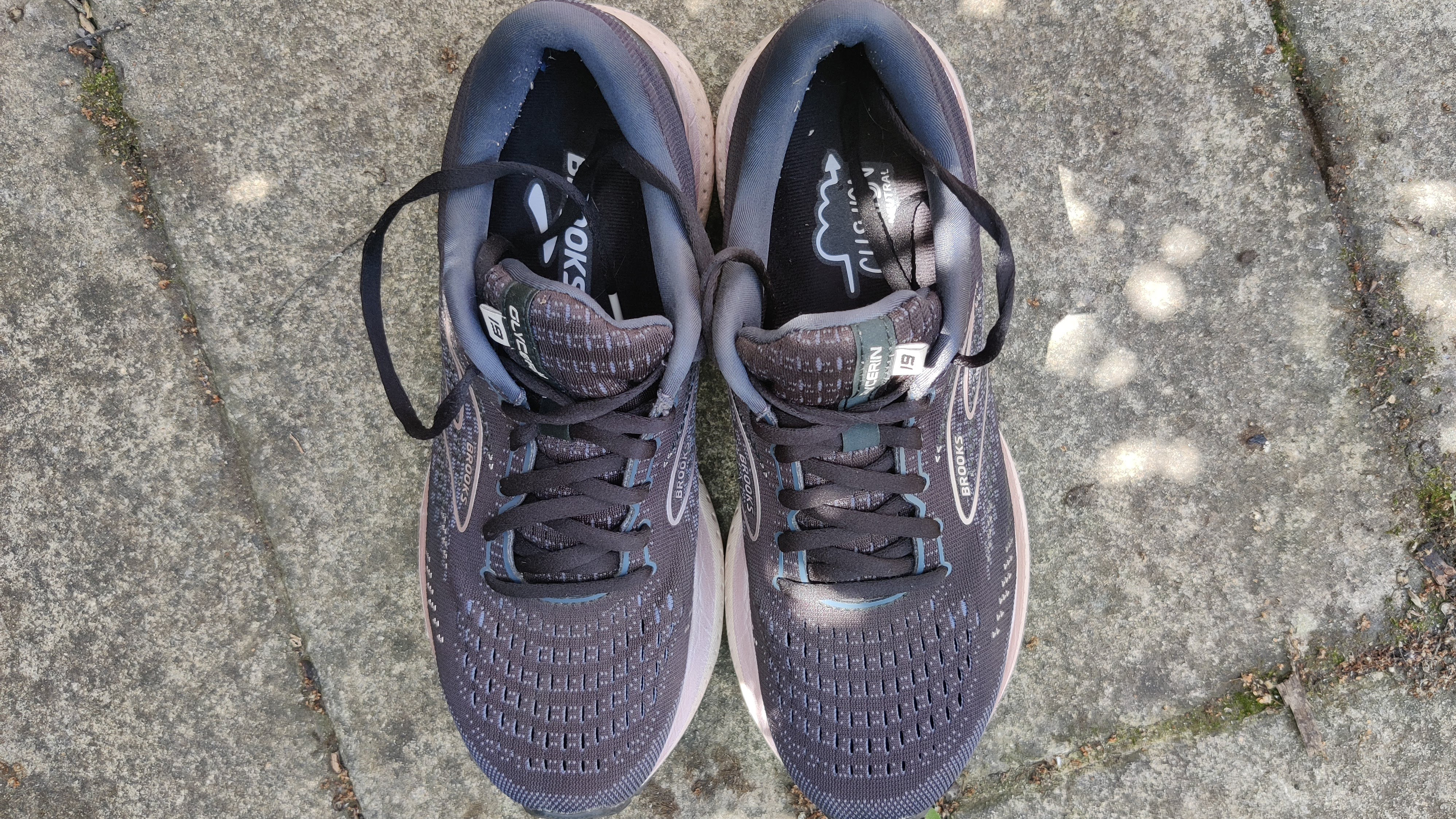 Brooks Glycerin 19 on sidewalk