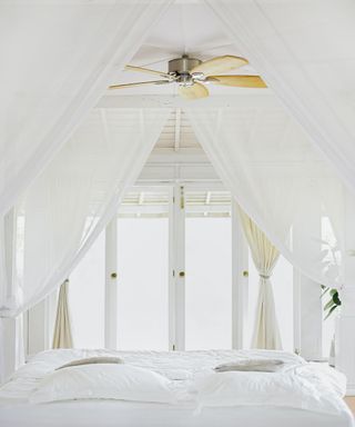 Coastal grandma bedroom: light, airy and simple