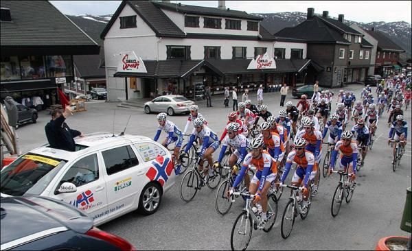 The peloton rolls off the start line for stage 1.