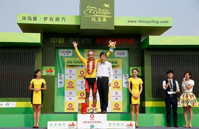 Wang Meiyin (Hengxiang) wears the yellow leader's jersey