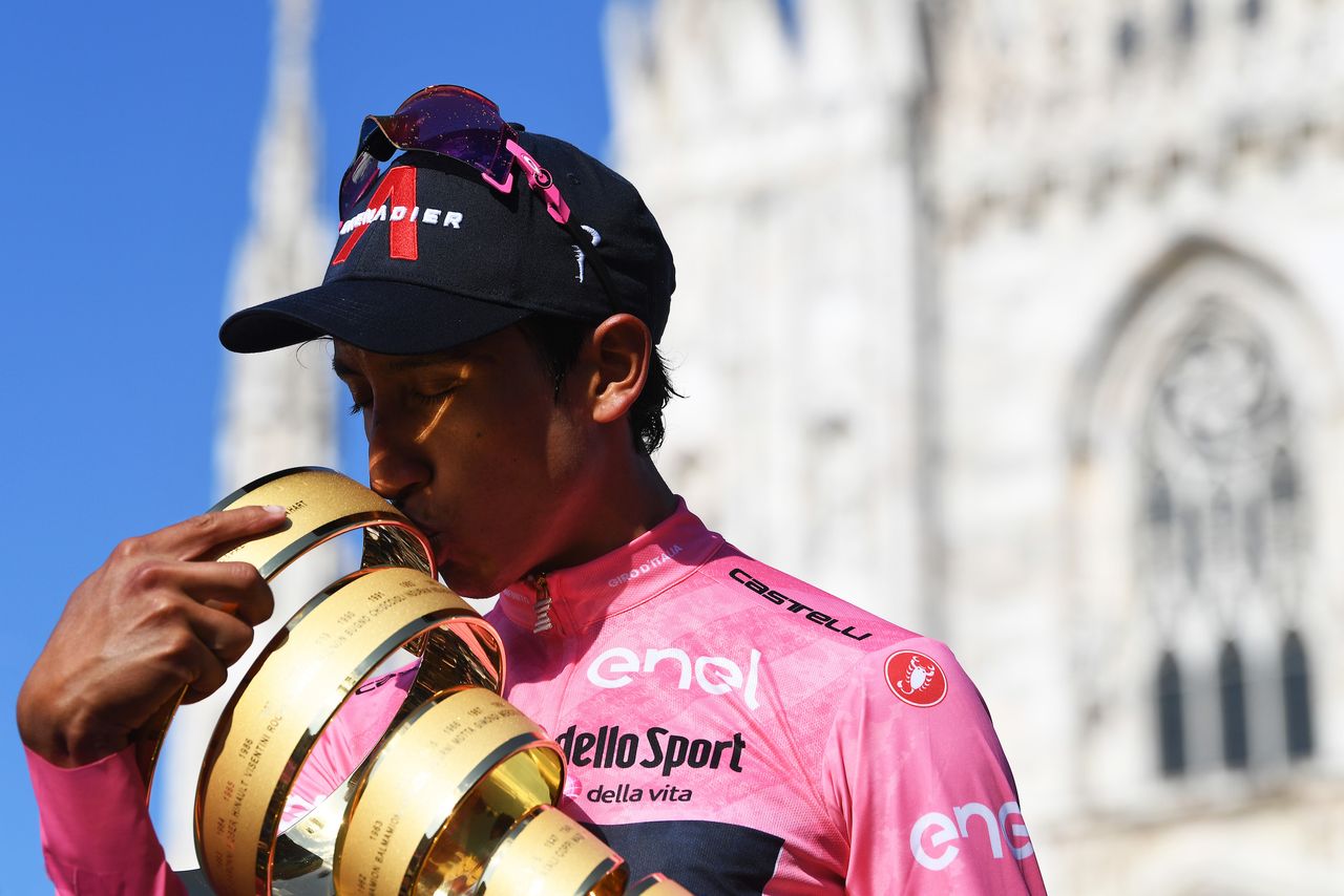 Egan Bernal kisses the Giro d&#039;Italia trophy in the pink jersey after winning the 2021 edition of the race