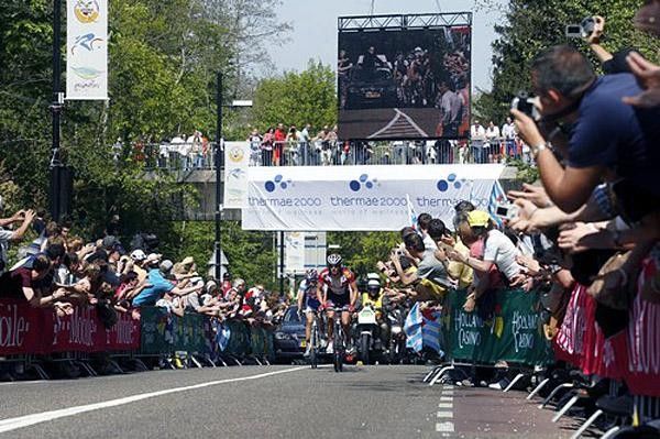 The crowds cheer the breakaway on the Cauberg