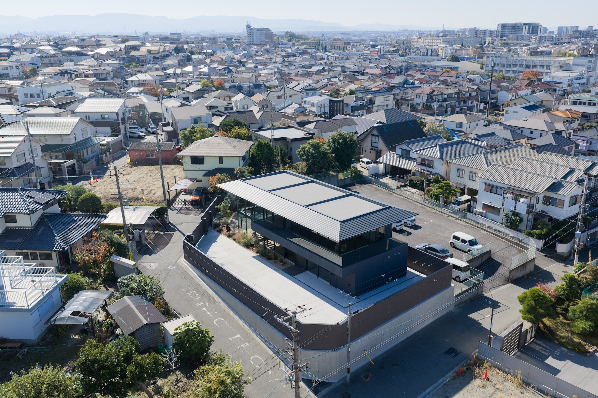 an Osaka house by apollo architects &amp;amp; associates featuring a dramatic roof and double height interiors