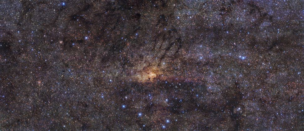 Scientists Spot Ancient Star Burst in Milky Way's Heart in Stunning New Image