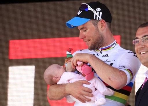 Mark Cavendish brought his daughter Delilah on to the podium to share in the celebration for his stage victory in Fano.