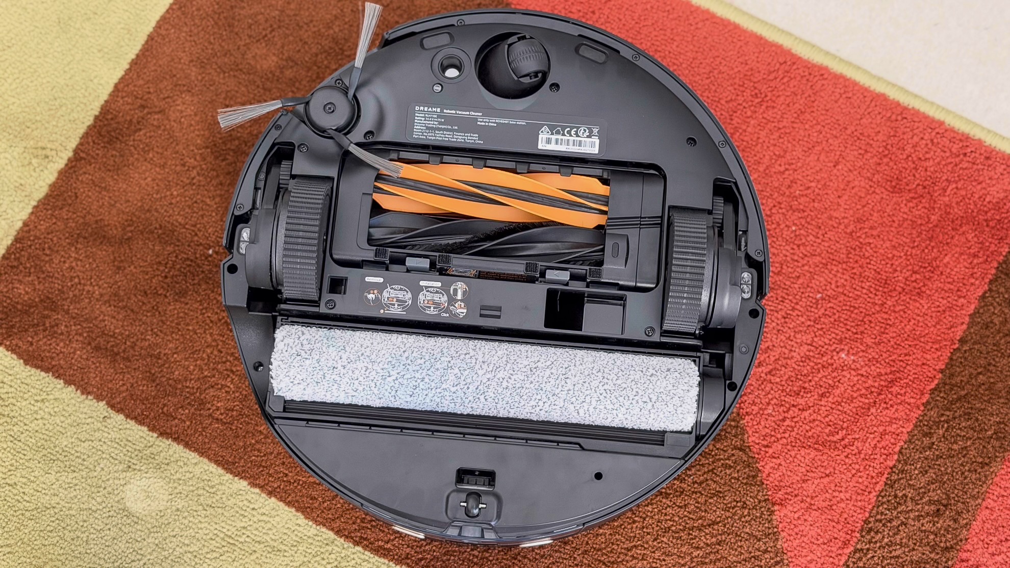 The underside of the Dreame Aqua10 Ultra robot