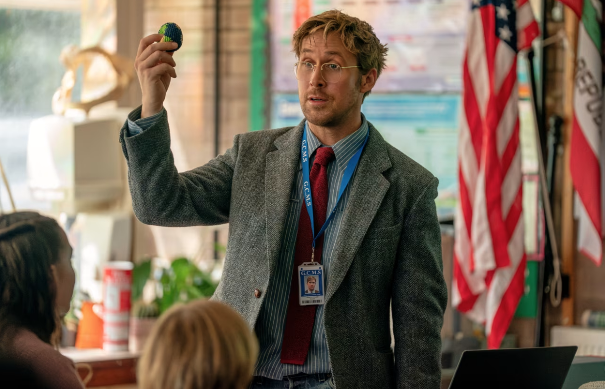 مدرس يحمل كيسًا صغيرًا من القماش