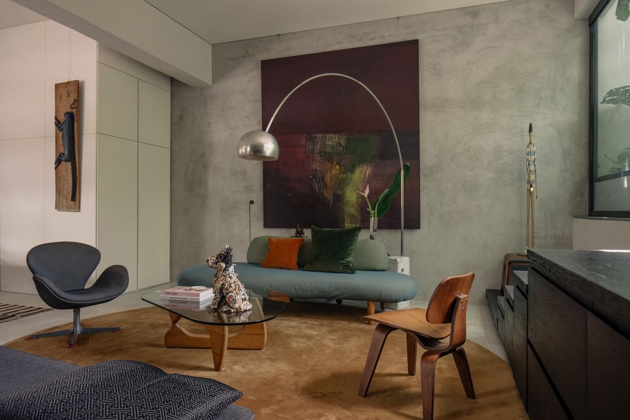 Ian Chee&#039;s Singapore apartment showing dining area with round table