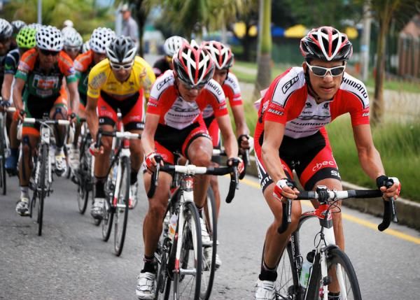 Gw Shimano-Chec-Envia move to the front of the bunch