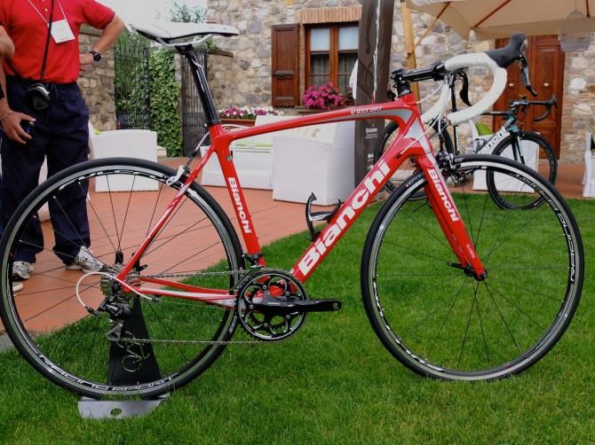 The new carbon Bianchi Intenso fills the slot in the range vacated by the now elevated Infinito