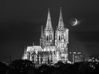 Cologne Cathedral, the Moon crescent and the Jupiter.