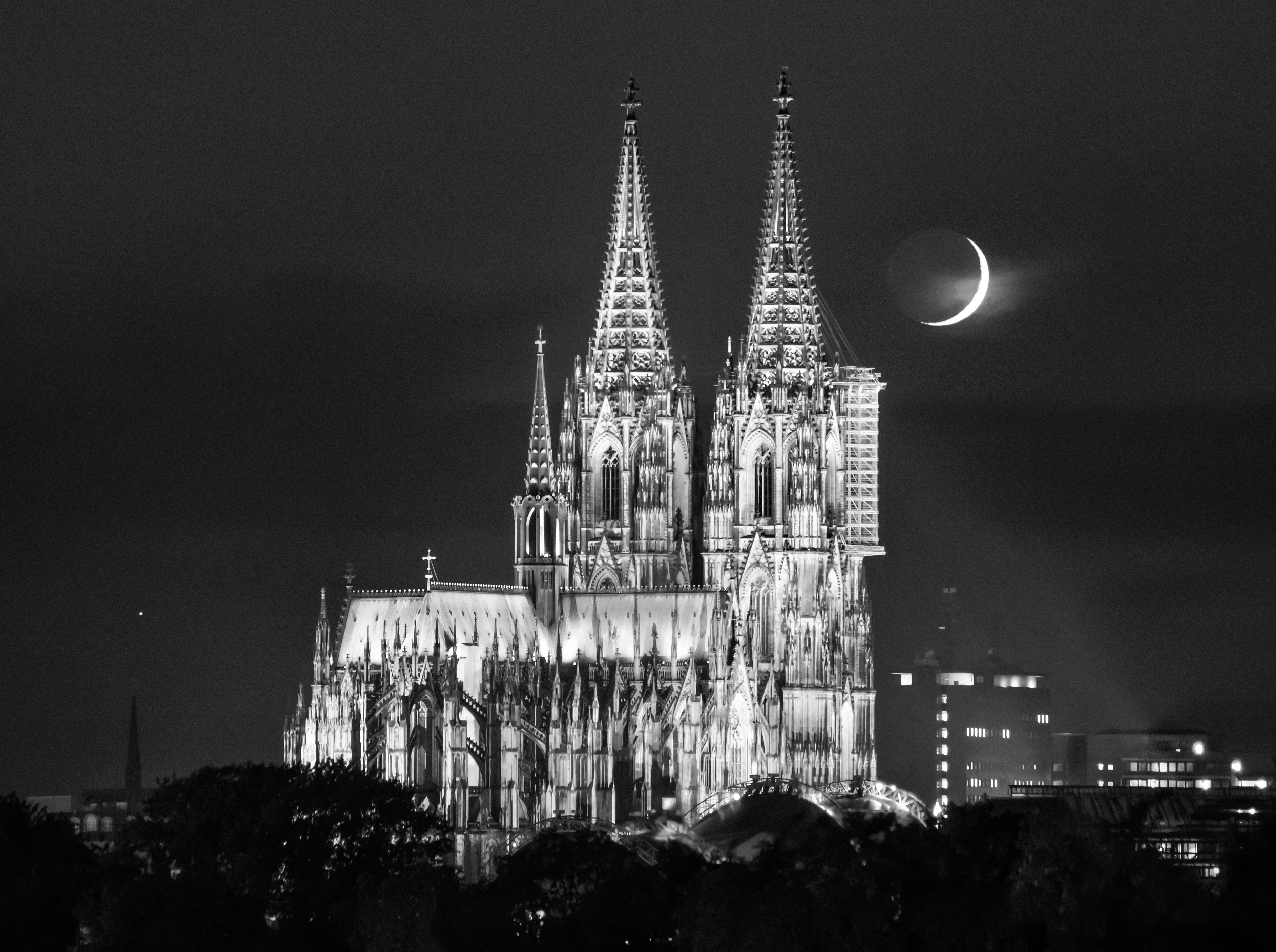 Cologne Cathedral, the Moon crescent and the Jupiter.