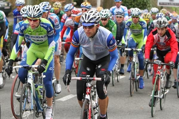 Stijn Devolder sporting a rain vest in preparation for bad weather.