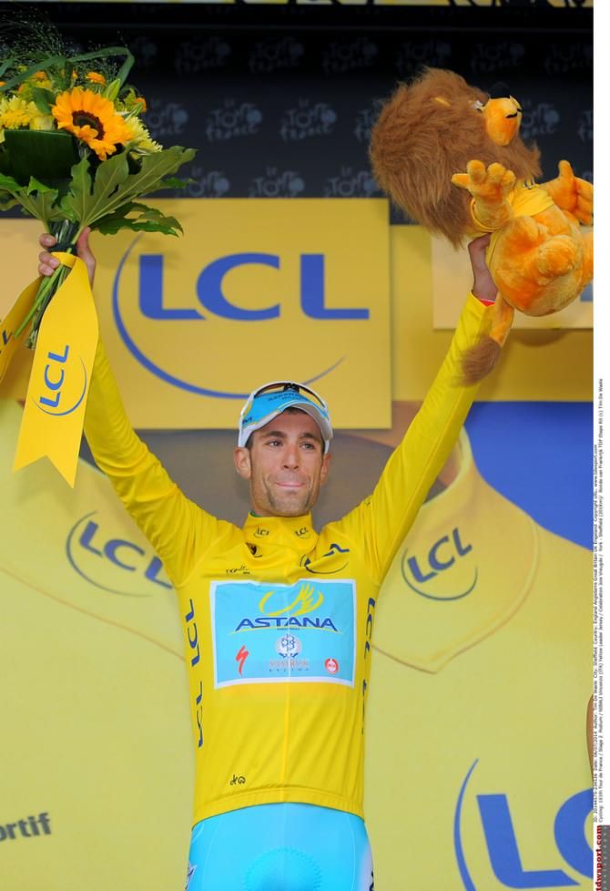 A first ever yellow jersey for Vincenzo Nibali (Astana)