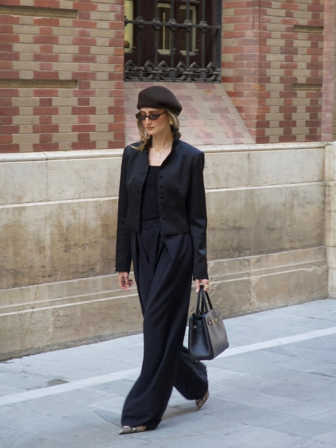 Influencer Magdalena Maria Gontarz wearing a cropped blazer, wide-leg trousers and pointed boots.